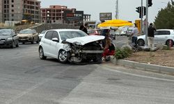 Diyarbakır’da kamyonet ile otomobil çarpıştı: 2 yaralı