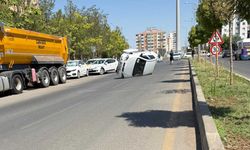 Diyarbakır’da otomobil kaldırıma çarpıp yan yattı: 2 yaralı