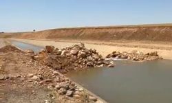 Bismil’de sulama sorunu: Dicle Kralkızı sulama kanalın 99. Km’sine taş dökülerek set oluşturuldu