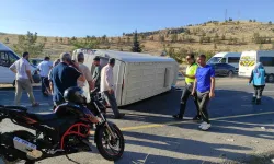 Şanlıurfa'da Servis Minibüsü ile Otomobil Çarpıştı: 12 Yaralı