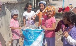 Çocuklar Temizlik Yapıp Hayvanlar İçin Su Kapları Koydu