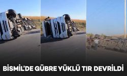 Bismil’de gübre yüklü tır yol kenarına devrildi