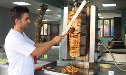 Diyarbakır’da ustalar 90 derecelik sıcakta döner pişiriyor