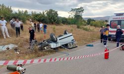 Takla atan otomobilin sürücüsü öldü, yakınları araçta hafif yaralanan kişiye saldırdı