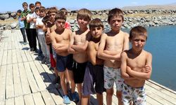 Van Gölü'nde saçları sararan çocuklara sürpriz davet!
