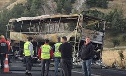 Yolcu Otobüsü Bariyerlere Çarpıp Yandı: 8 Ölü, 33 Yaralı