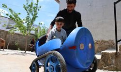 Engelli çocuğu için atık malzemelerden paletli, akülü araba yaptı