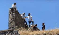 Diyarbakır’da Surlara Çıkan Şahıs Bir Saatlik Çaba Sonucu İndirildi