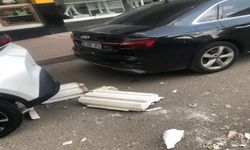 Binadan düşen dış cephe kaplaması otomobile hasar verdi
