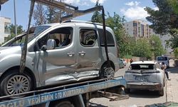 Otomobil ile Hafif Ticari Aracın Çarpıştığı Kazada 1 Kişi Yaralandı