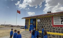 Üniversite Öğrencilerinden Köy Okuluna Anlamlı Dokunuş