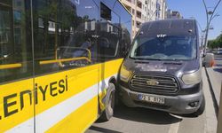Belediye otobüsü ile minibüs çarpıştı: Güzergah uzun süre trafiğe kapandı