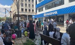 Bismil'de Sosyal Yardım Yoğunluğu: Halk Bankası Önünde Uzun Kuyruklar Oluştu