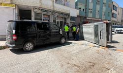 Kontrolden Çıkarak Refüje ve Başka Bir Araca Çarpan Minibüs Devrildi: 1 Yaralı