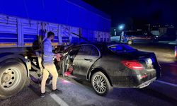 Lüks Otomobil TIR'ın Altına Girdi: 1'i Ağır 2 Yaralı