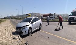 Otomobil ile Hafif Ticari Araç Çarpıştı: 3 Kişi Yaralandı