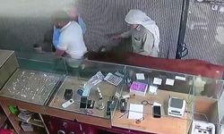 Sahibinden Kaçan Dana Kuyumcu Dükkanına Daldı