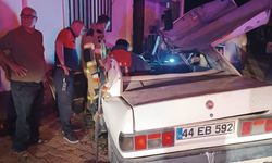 Traktörle Çarpışan Otomobil Evin Duvarında Durabildi: 4 Yaralı