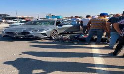 Otomobille Çarpışan Motosikletteki 2 Kişi Yaralandı