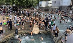 Diyarbakır'da Çocuklar Anzele Suyuna Atlayarak Serinledi