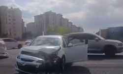 Diyarbakır'da İki Otomobil Çarpıştı: 3 Kişi Yaralandı