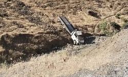 Çekici Şarampole Devrildi: 2 Kişi Yaralandı