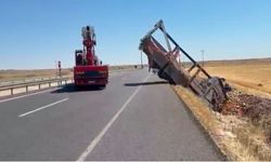 Karpuz Yüklü Kamyon Devrildi: 2 Kişi Yaralandı