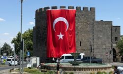 15 Temmuz Anısına Tarihi Diyarbakır Surları Türk Bayrağıyla Donatıldı