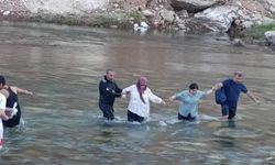 Piknik Keyfi Kabusa Döndü: Aniden Yükselen Su Sebebiyle 8 Kişi Mahsur Kaldı