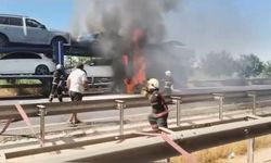 Sıfır Araç Taşıyan Tır Alev Aldı: Patlama Anları Paniğe Yol Açtı