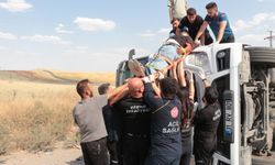 Kontrolden Çıkan TIR Devrildi: Sürücü Yaralandı