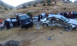 Direksiyon Hakimiyeti Kayboldu, İki Otomobil Çarpıştı: 9 Yaralı!