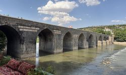 Diyarbakır'da 40 dereceyi aşan sıcaklar tarihi köprüyü boş bıraktı