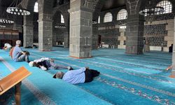 Diyarbakır'da Sıcaklıklar 40 Dereceyi Gördü: Vatandaşlar Soluğu Camilerde Buldu