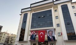 DEM Partili Iğdır Belediyesi Hizmet Binasına Cumhurbaşkanı Erdoğan’ın Posteri Asıldı