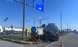 Tanker ile Hafif Ticari Araç Çarpıştı: 1 Yaralı