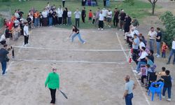 Toprak Kortta Tenis Oynayan Köylülerden Renkli Görüntüler