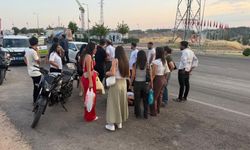 Ehliyetsiz Motosikletli Otomobile Çarptı: 2 Yaralı