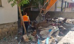 İki Katlı Evden Çıkanlar Şaşkına Çevirdi: 2 Kamyon Çöp Boşaltıldı