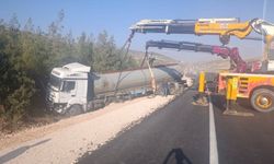Gelin konvoyuna çarpmamak için manevra yapan tanker yoldan çıktı