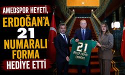 Amedspor heyeti, Erdoğan’a 21 numaralı forma hediye etti