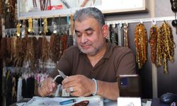 Engelini tespih yaparak unutuyor