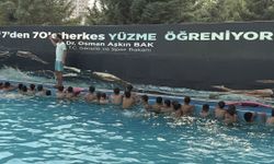 Midyat’ta 1200 öğrenci havuzlarda yüzme öğreniyor