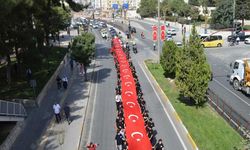 Gaziler Günü’nde Mardin Sokaklarında 47 Metrelik Bayrak Açıldı