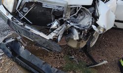 Otomobil ile hafif ticari araç çarpıştı: 1 yaralı