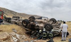 Devrilen tırın sürücüsü hayatını kaybetti