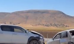İki aracın çarpıştığı kazada maddi hasar oluştu