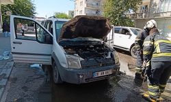 Park halindeki araçta çıkan yangın paniğe neden oldu