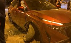 Kontrolden çıkan otomobil refüje çıktı: 1 yaralı
