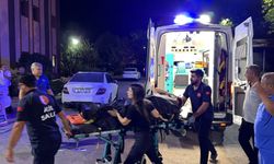 Kaldırım kenarında oturuyordu, otomobil çarptı: 1 ağır yaralı